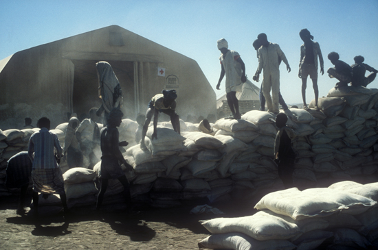Verteilung von Nahrungsmitteln durch Freiwillige des Äthiopischen Roten Kreuzes, 1984, Quelle: https://commons.wikimedia.org/wiki/File:Famine_help_(3524682551).jpg (cc-by-2.0)